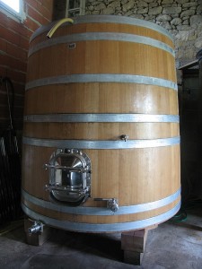 Une cuve en bois dans le chai de vinification.